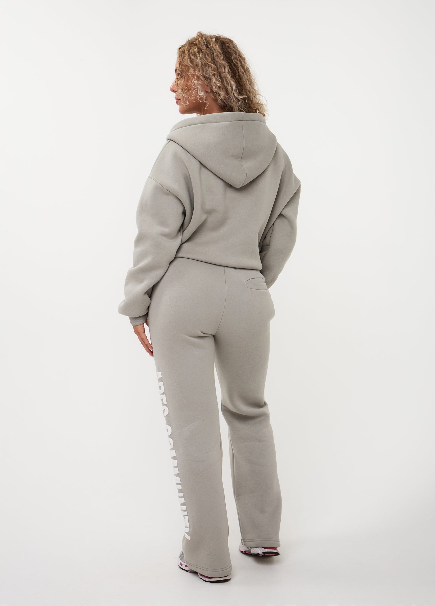 Ares Community Jogger Oyster Grey (DROPS 24 AUG 20:00)